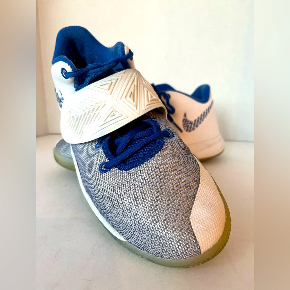 Nike Kyrie Flytrap 3 Size 6.5Y Basketball Shoes
BQ5620-100 White Blue
